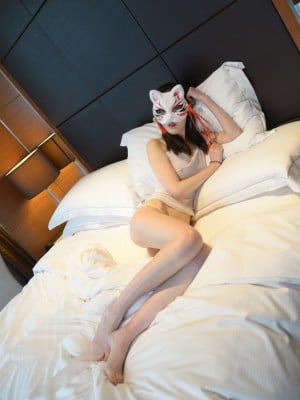 火爆PANS人气女神『狐狸』最新超大尺度 鲍鱼又肥又粉又嫩 乳头粉嫩 贴穴拍摄_(59)