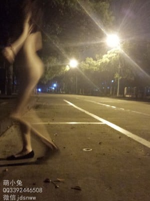 萌兰酱(萌小兔 草莓味兰兰)  - 深夜马路露出_007
