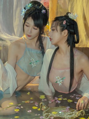 云溪溪x奶桃 古装浴池嬉戏 性感肚兜诱人乳晕 湿身诱惑超写实古代风_1 (12)